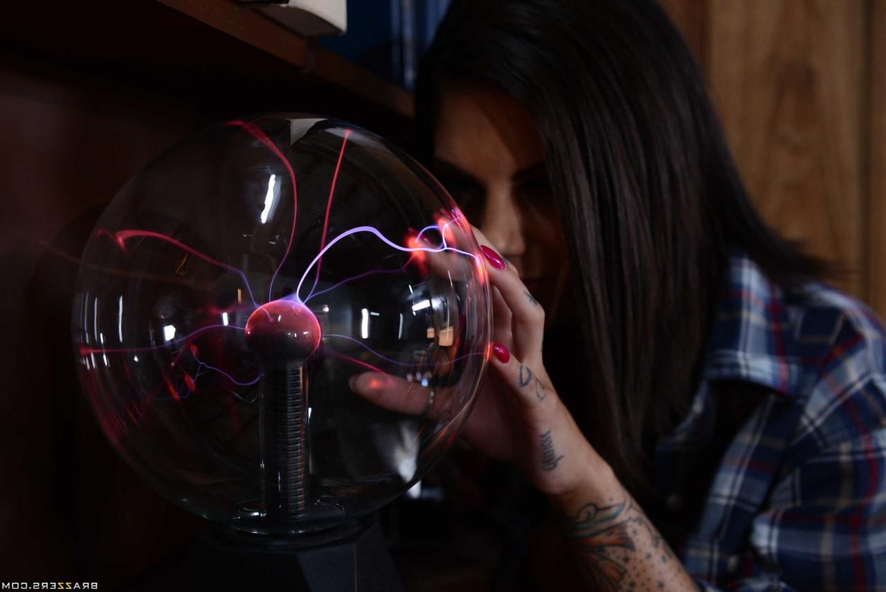 20P Bonnie Rotten, une brune encrée, se fait défoncer par un garçon de caravaning bien membré.