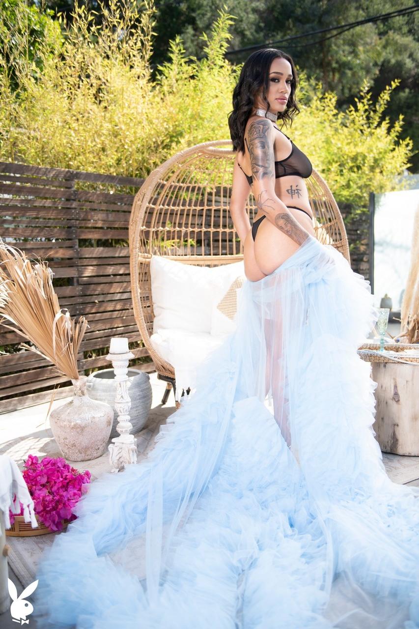 20P A mãe morena Julie Kay mostra seus seios naturais e se toca ao ar livre