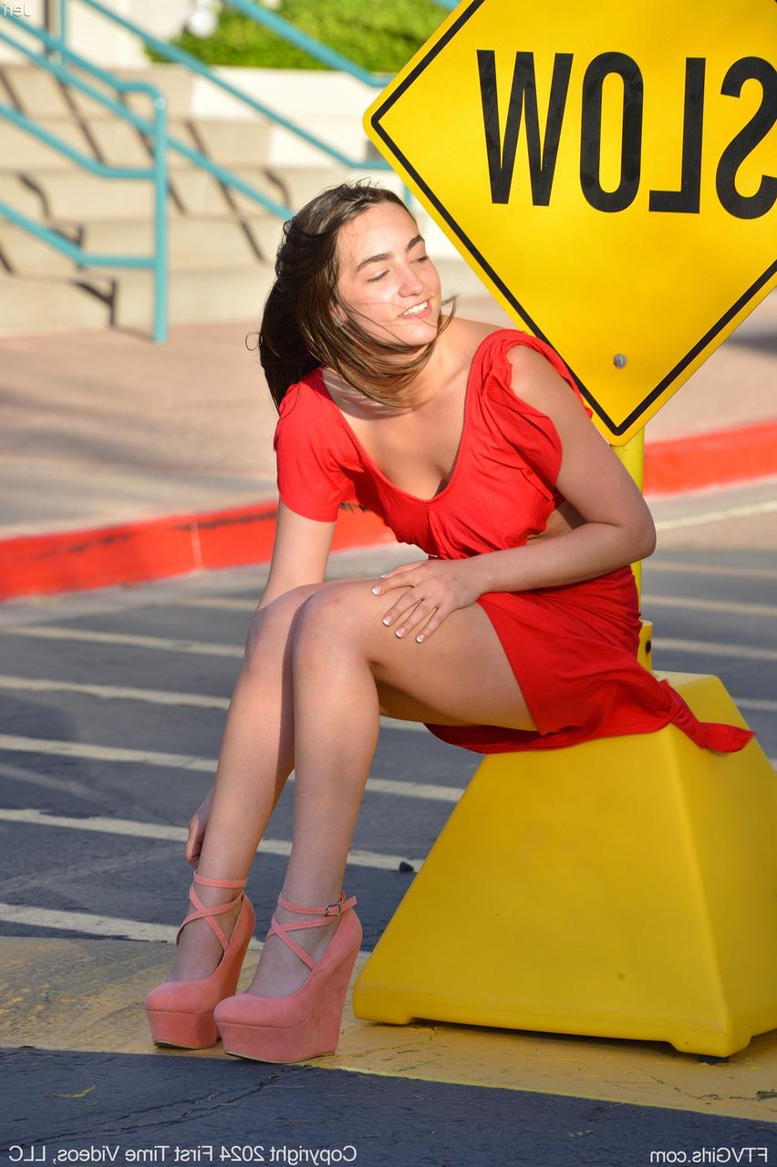 20P A gata amadora excitada Jeri fisting e brincando com sua buceta deliciosa em um solo