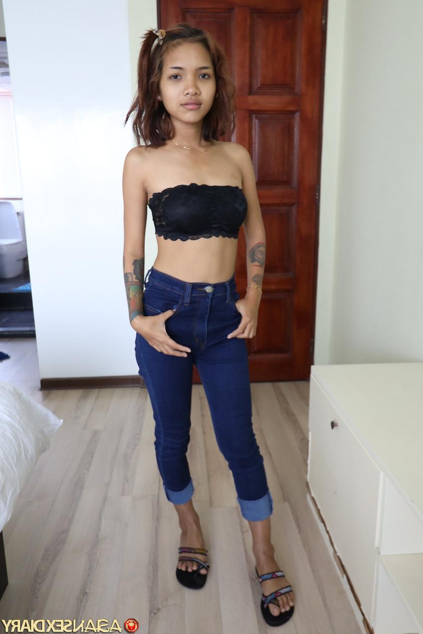 20P A linda garota asiática Emelyn mostra seu corpo pequeno enquanto se despe para fazer sexo