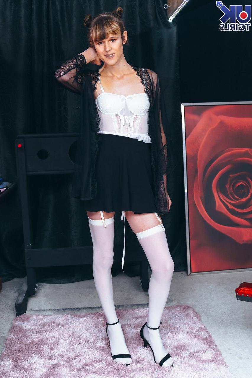 16P A travesti magrinha Chloe Lox tira lingerie branca e brinca sozinha