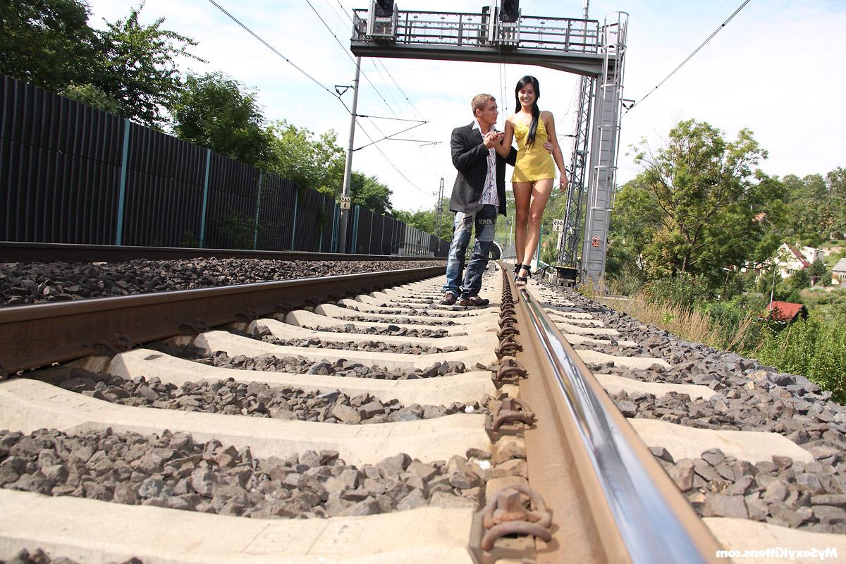 15P Geile Schlampe wird auf den Bahngleisen gefickt und isst eine Ladung tropfendes Sperma