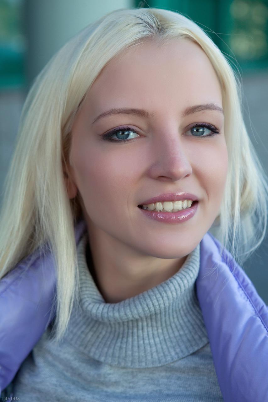 20P La rubia angelical Alysha A se desnuda y muestra su coño afeitado