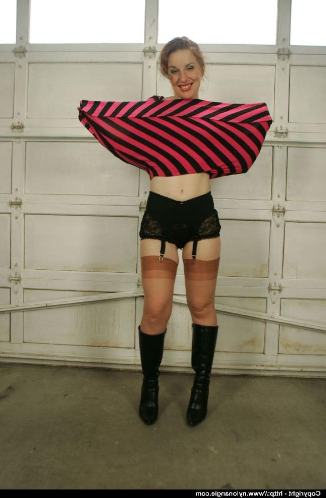 12P Gata madura e sensual tirando o vestido e exibindo sua lingerie