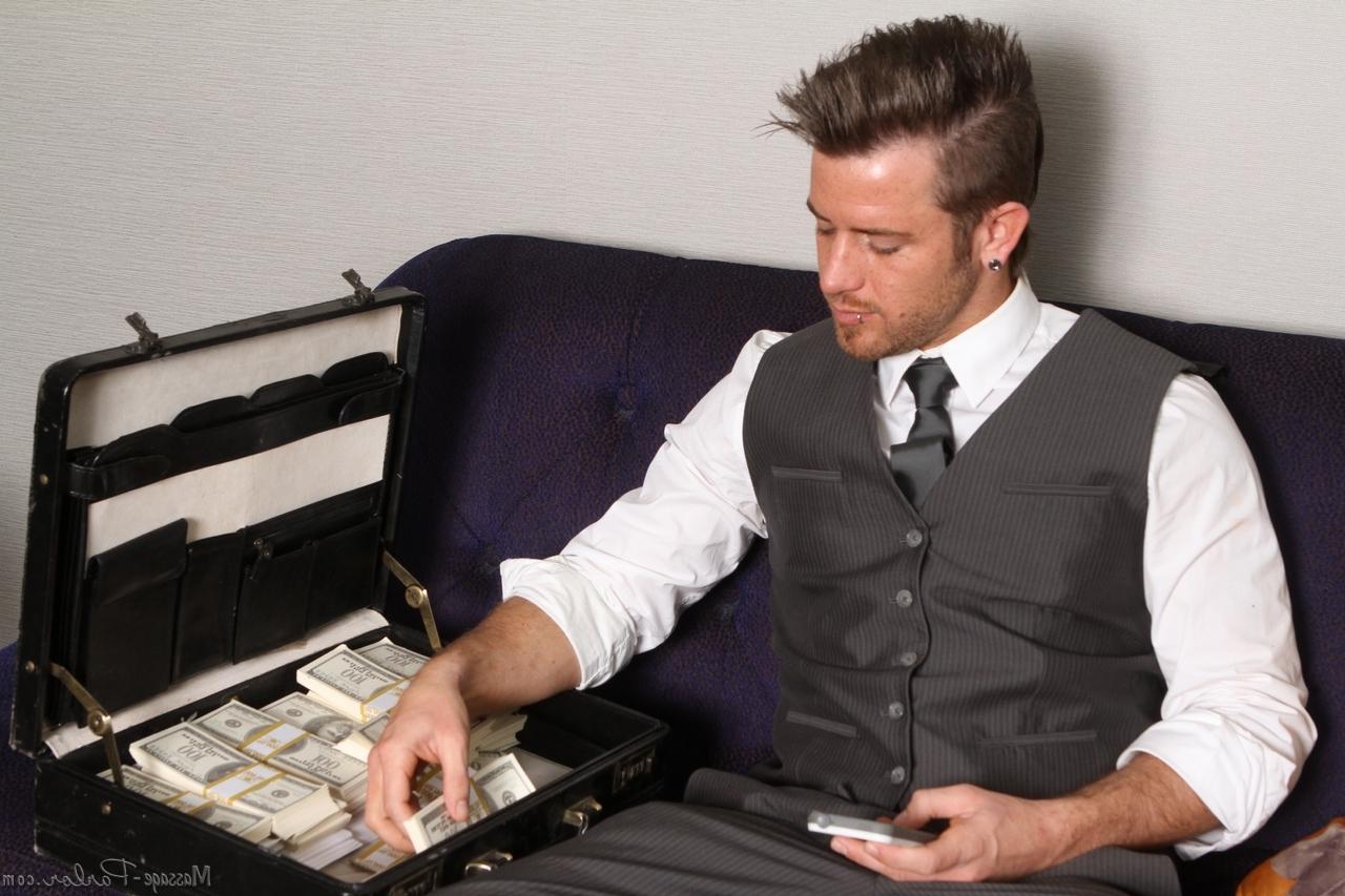 20P セクシーなブルネットのニッキー・ダニエルズとブロンドのレヤ・ファルコンが綱引きと味のマッサージを楽しむ