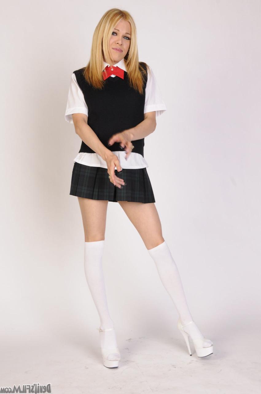 17P Blonde Shemale in College-Uniform macht für den Rektor in seinem Büro die Beine breit