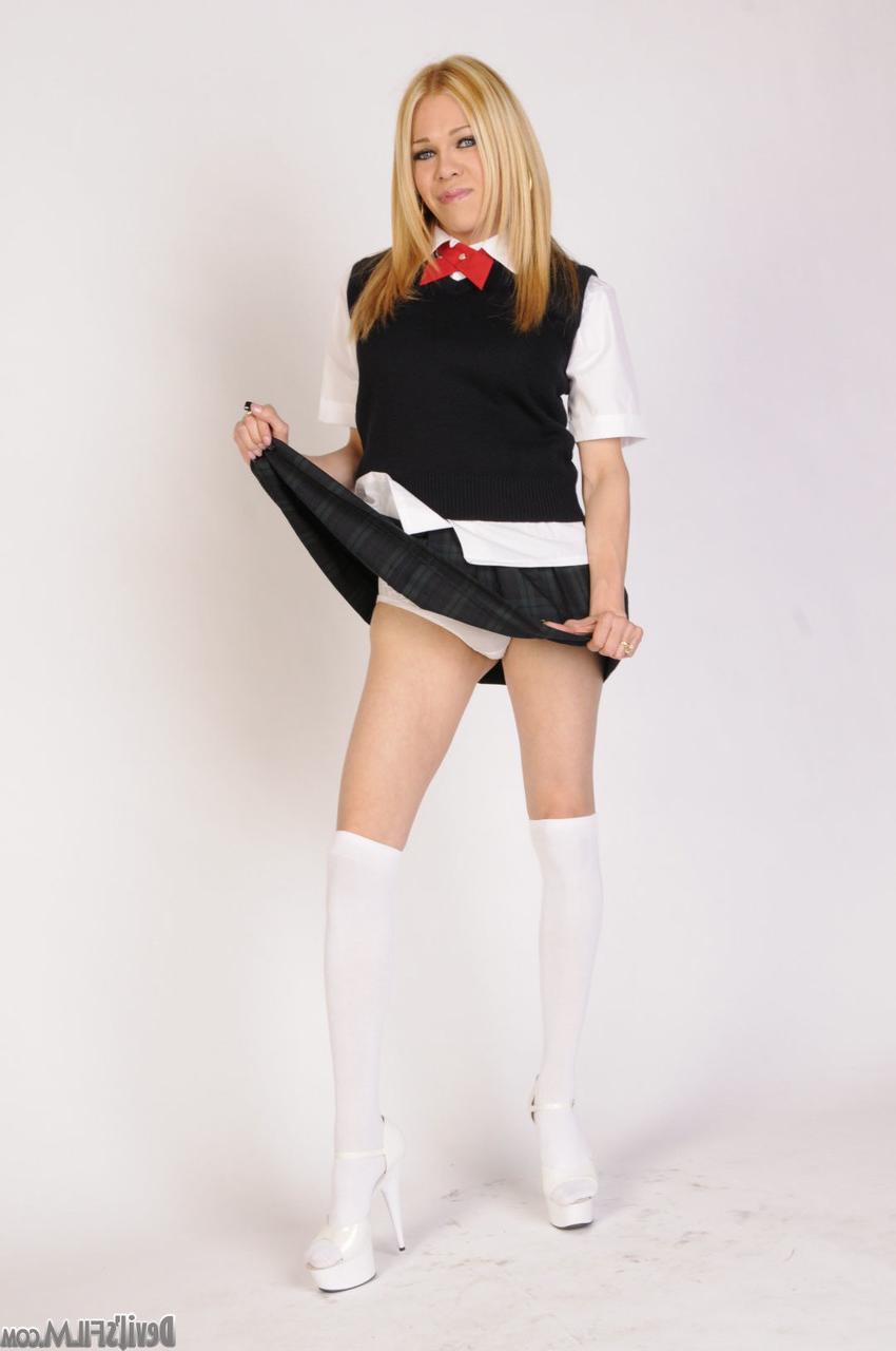 17P Blonde Shemale in College-Uniform macht für den Rektor in seinem Büro die Beine breit