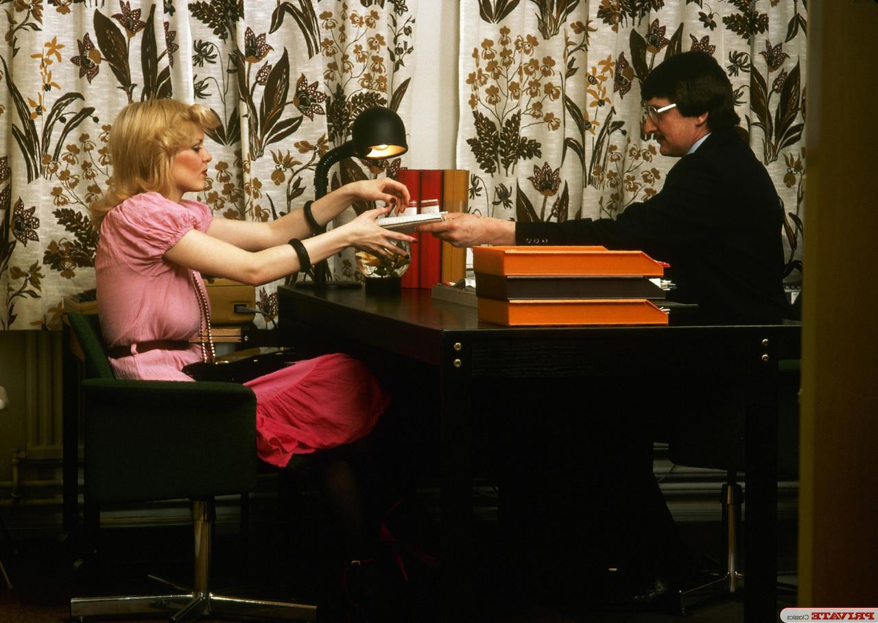 15P Secretaria vintage con tetas muy grandes follada a lo perrito en la oficina