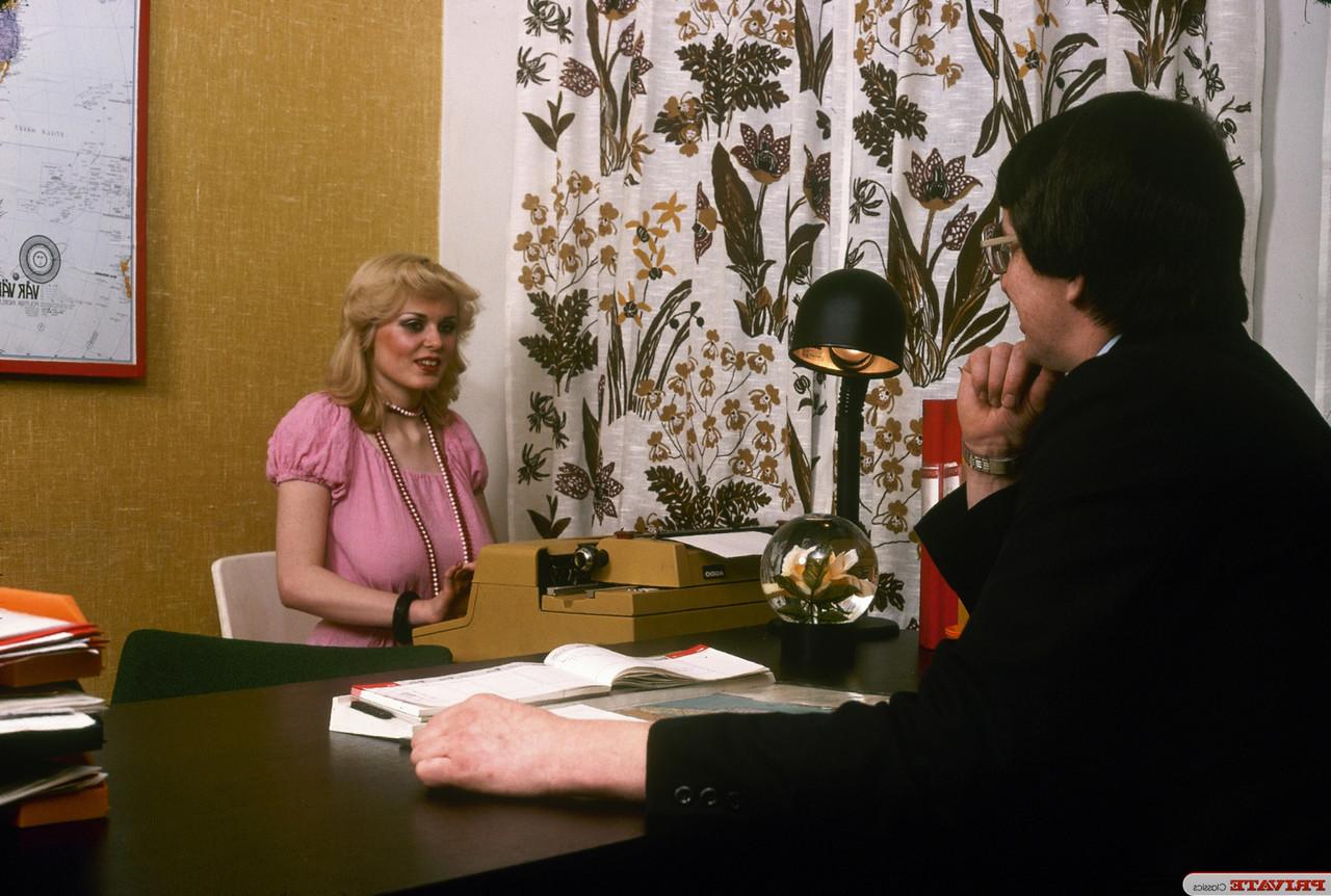 15P Secretaria vintage con tetas muy grandes follada a lo perrito en la oficina