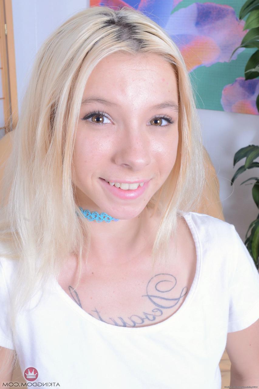 20P A pequena gata Kenzie Reeves mostra seu pequeno saque e espalha sua buceta raspada