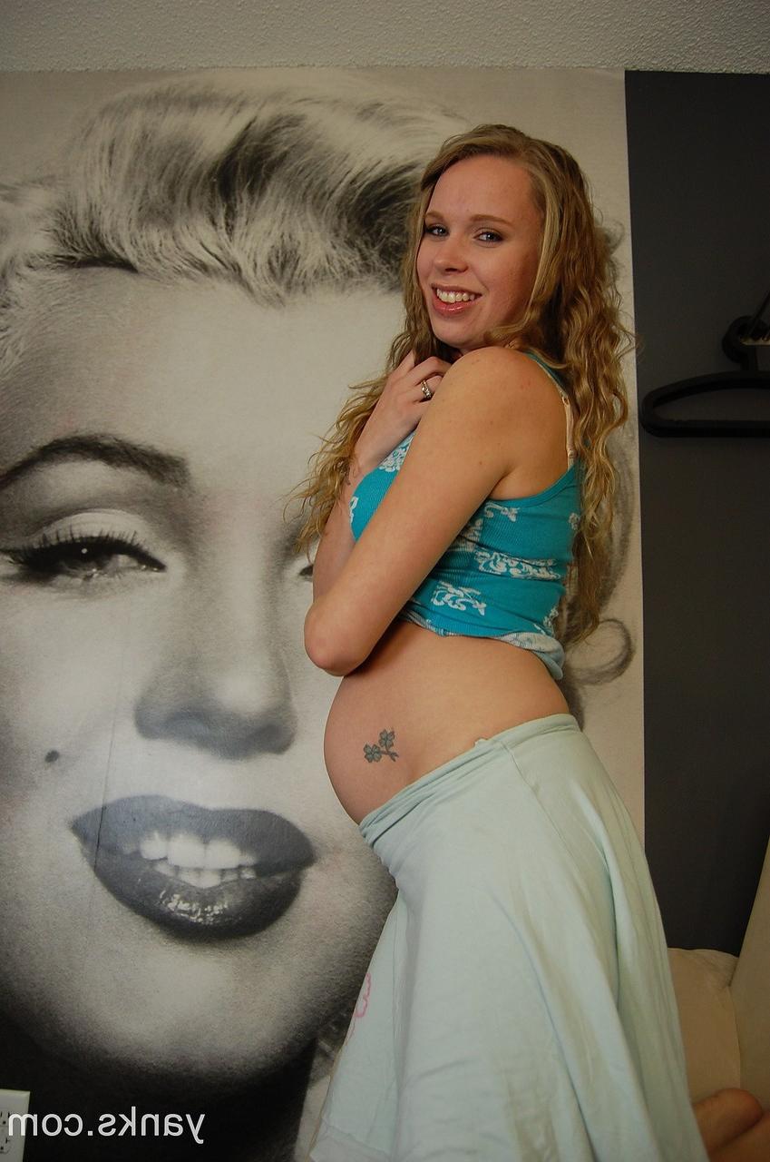 17P La embarazada con grandes tetas Anna Stevens se burla de sus tetas naturales