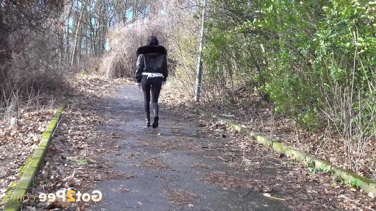 15P La brune Shalina Shine se fait surprendre en train de pisser sur un trottoir mouillé.