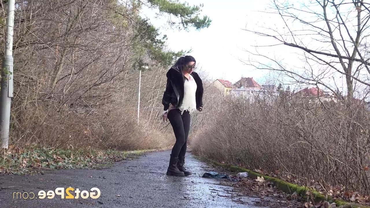 15P La brune Shalina Shine se fait surprendre en train de pisser sur un trottoir mouillé.