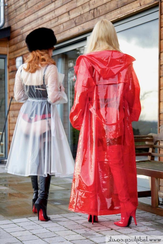 15P La rubia Lady Lucy tiene sexo lésbico con una pelirroja al aire libre