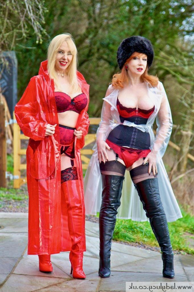 15P La rubia Lady Lucy tiene sexo lésbico con una pelirroja al aire libre