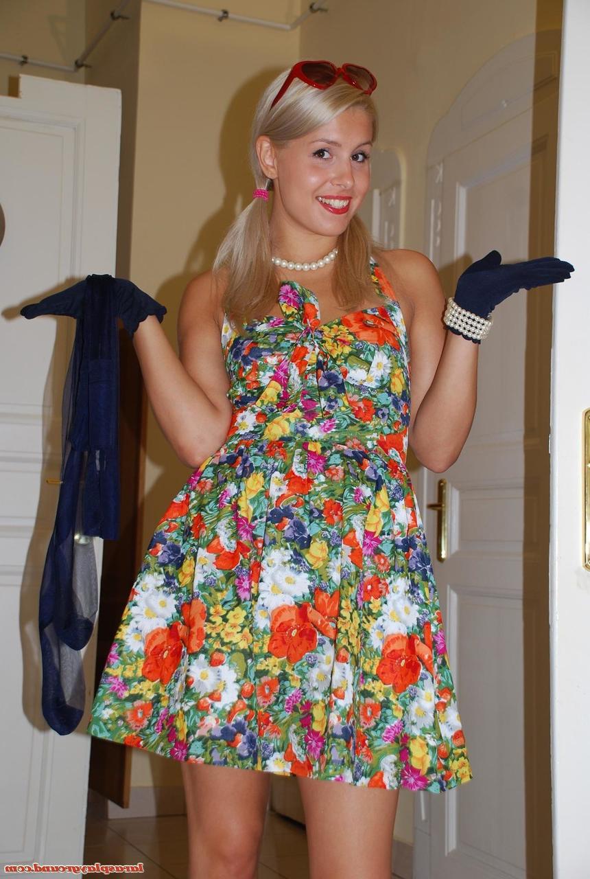 17P Blonde Süße in schwarzen Strümpfen findet einen roten Dildo und testet ihn sofort