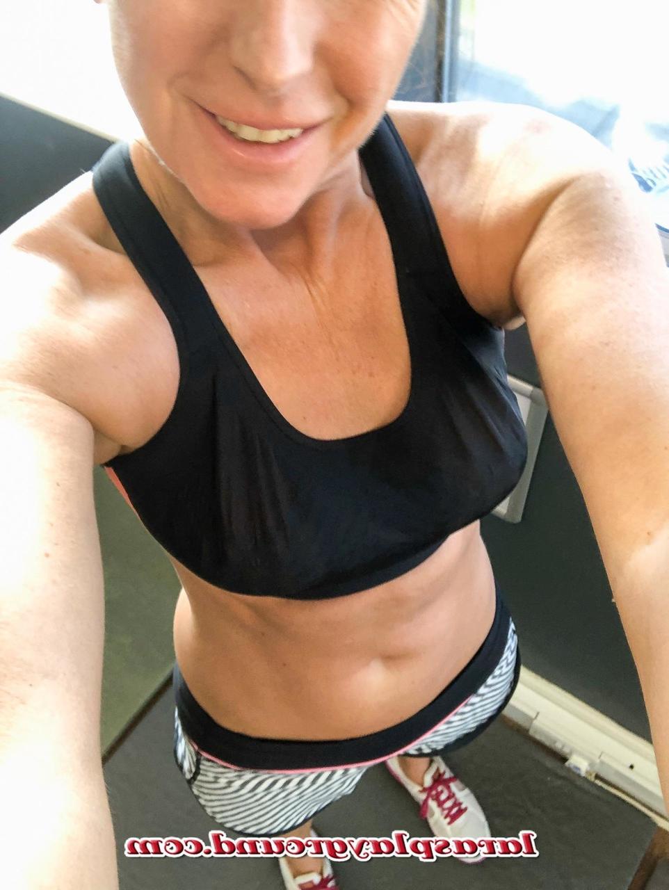 20P La madura MILF Lara muestra su cuerpo en forma con sus diversos conjuntos de entrenamiento
