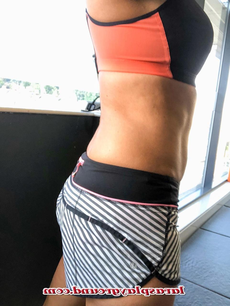 20P La madura MILF Lara muestra su cuerpo en forma con sus diversos conjuntos de entrenamiento