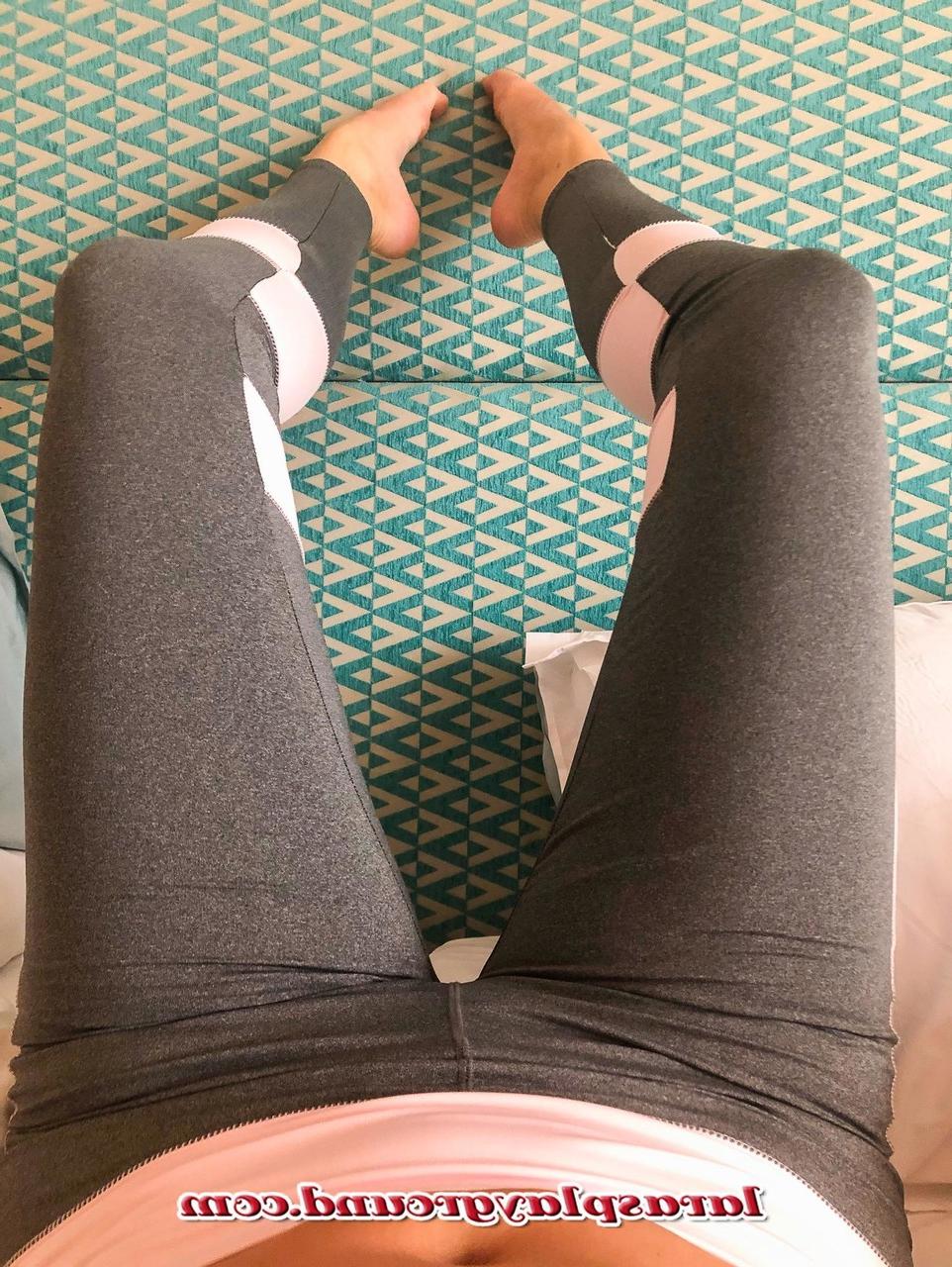 20P La madura MILF Lara muestra su cuerpo en forma con sus diversos conjuntos de entrenamiento
