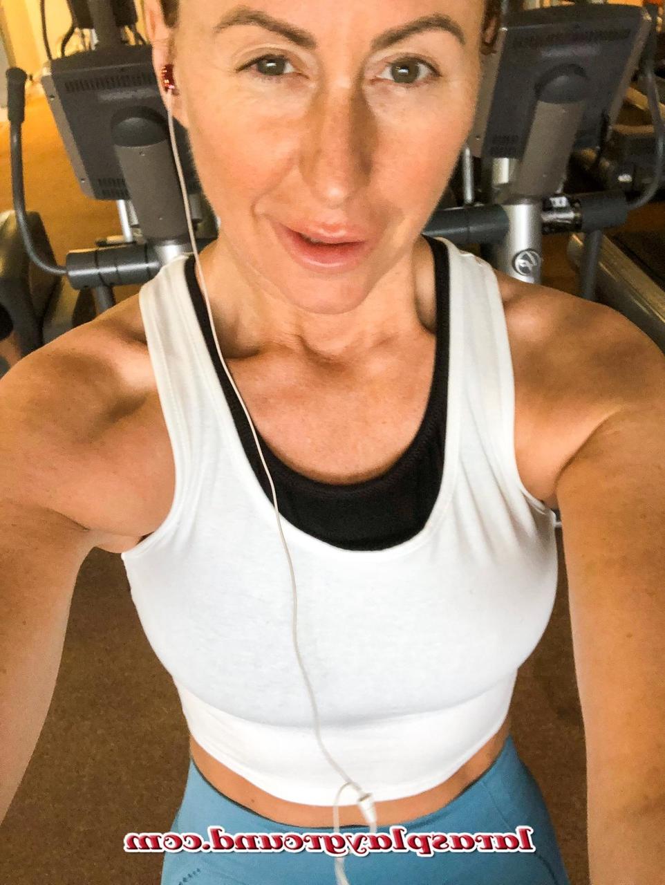 20P La madura MILF Lara muestra su cuerpo en forma con sus diversos conjuntos de entrenamiento