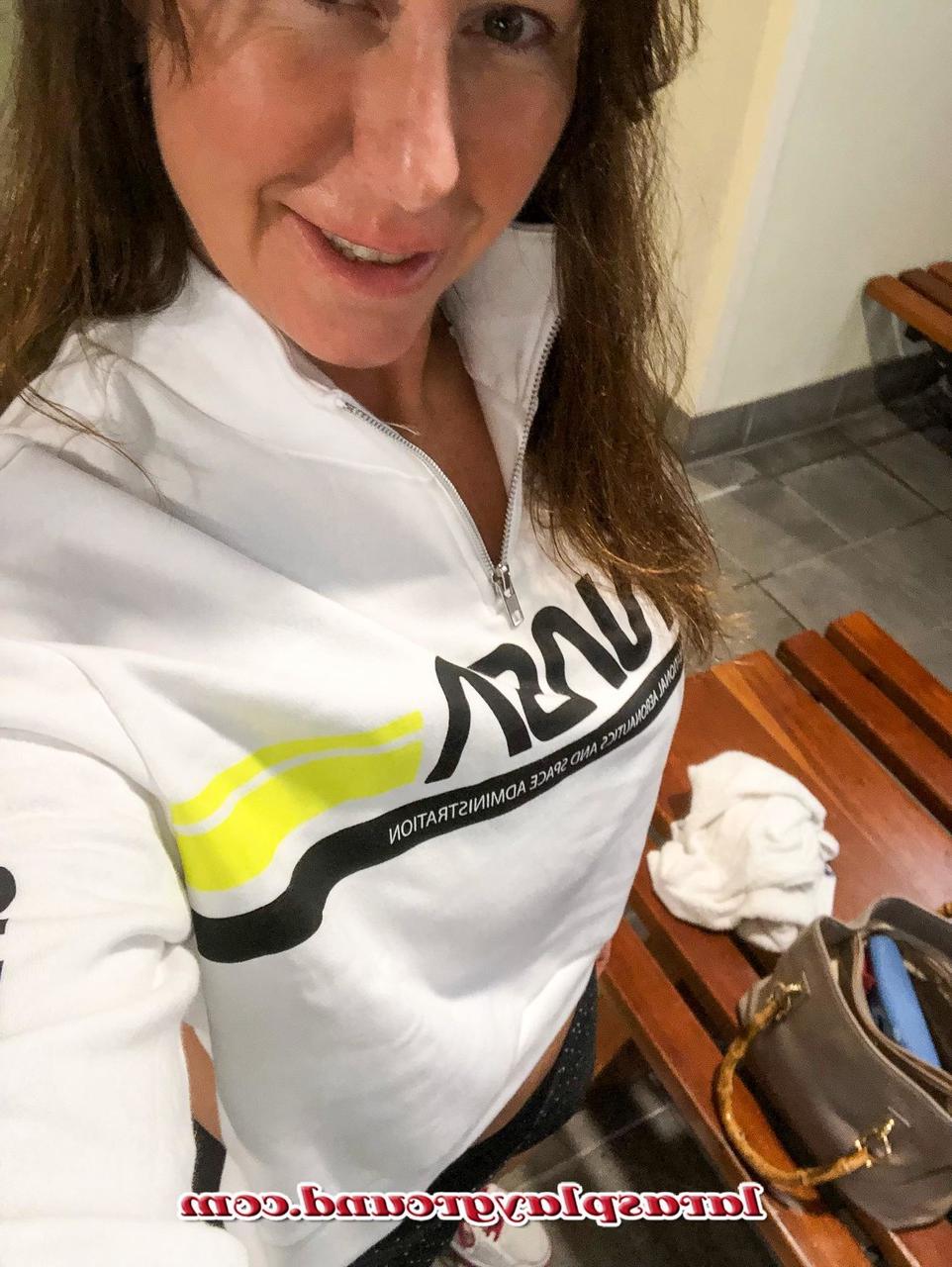 20P La madura MILF Lara muestra su cuerpo en forma con sus diversos conjuntos de entrenamiento