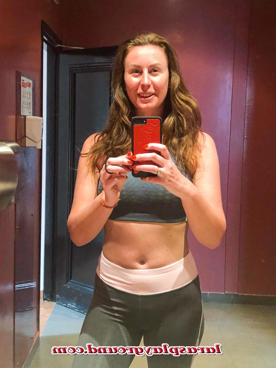 20P La madura MILF Lara muestra su cuerpo en forma con sus diversos conjuntos de entrenamiento