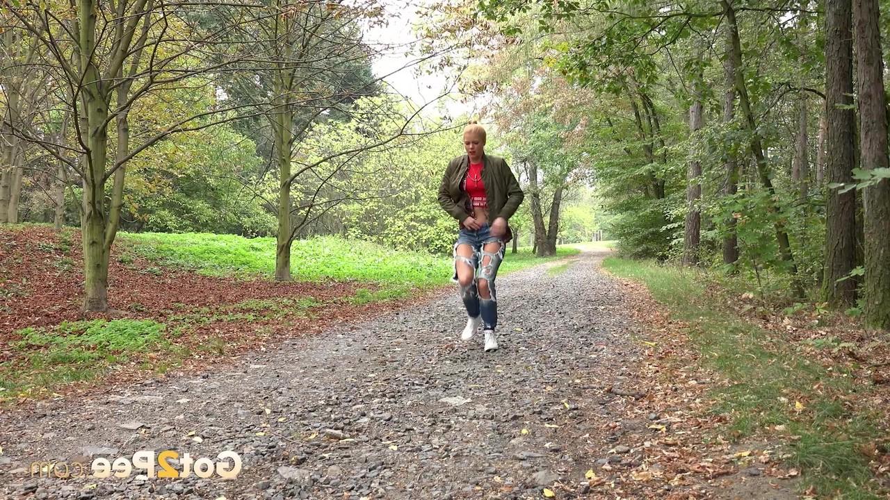 15P 天然赤毛のクリッシー・フォックスが公園の散歩道で小便