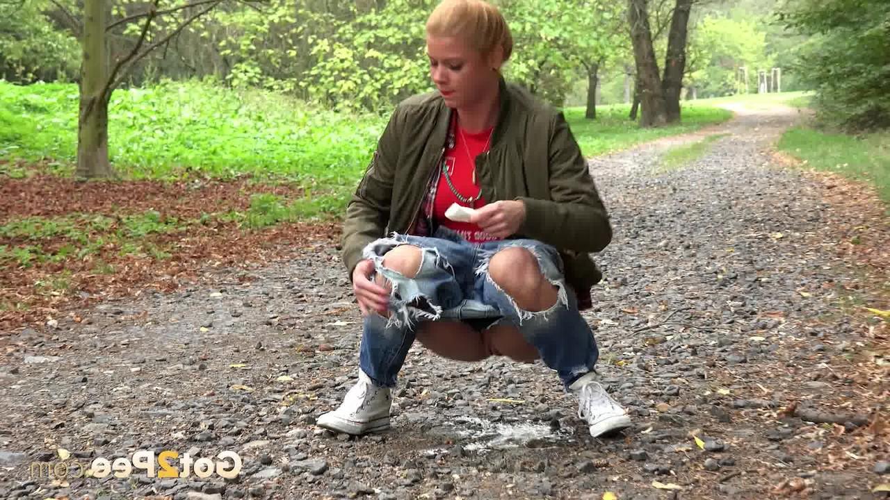15P 天然赤毛のクリッシー・フォックスが公園の散歩道で小便