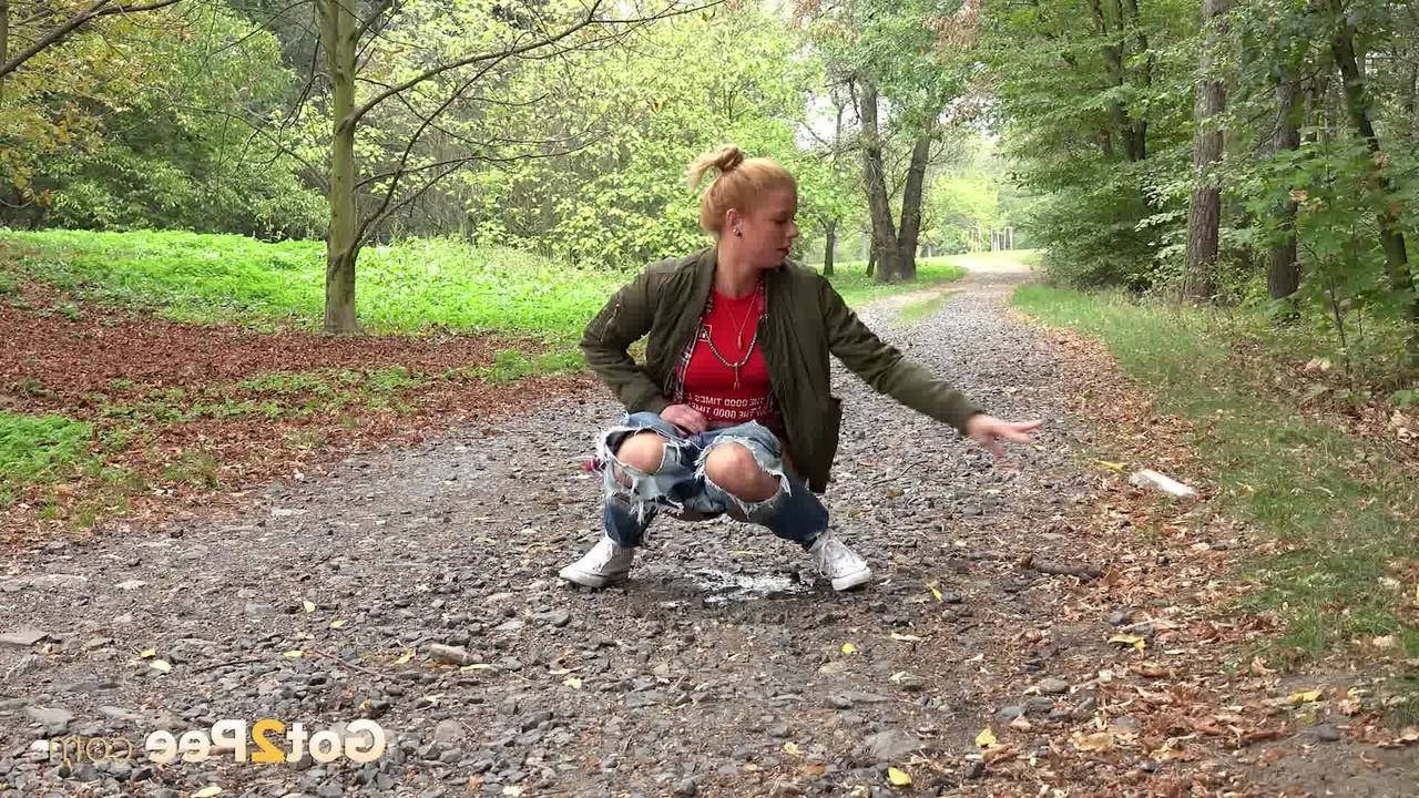15P 天然赤毛のクリッシー・フォックスが公園の散歩道で小便