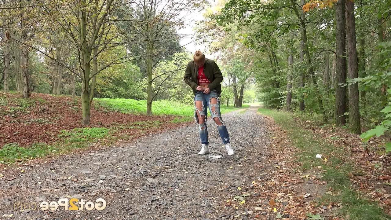 15P 天然赤毛のクリッシー・フォックスが公園の散歩道で小便