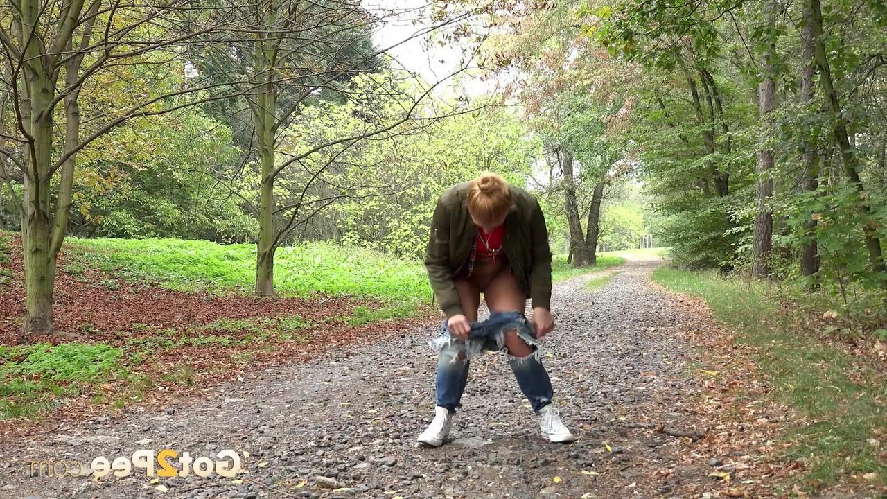 15P 天然赤毛のクリッシー・フォックスが公園の散歩道で小便