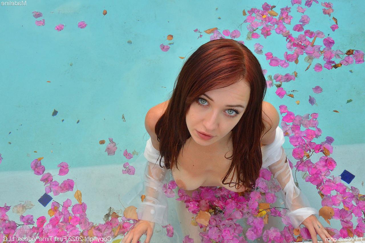 15P Die heiße rothaarige Teenagerin Madeline gibt sich einen Dildo in ihre rasierte Muschi, bevor sie in einen Pool steigt