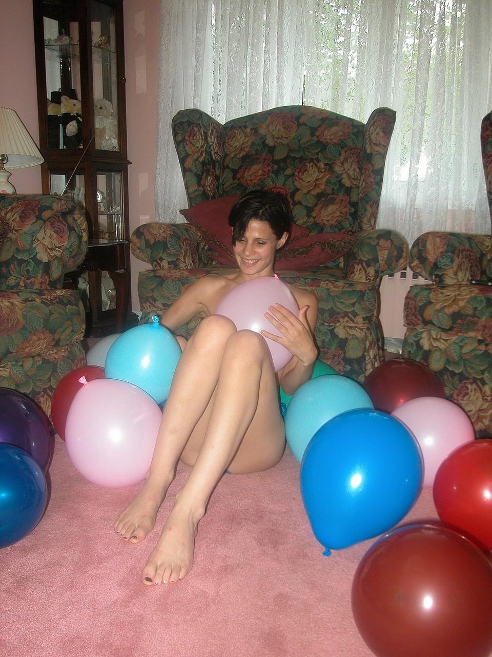 20P La flaca Roxanne se desnuda y juega con su coño afeitado con un consolador