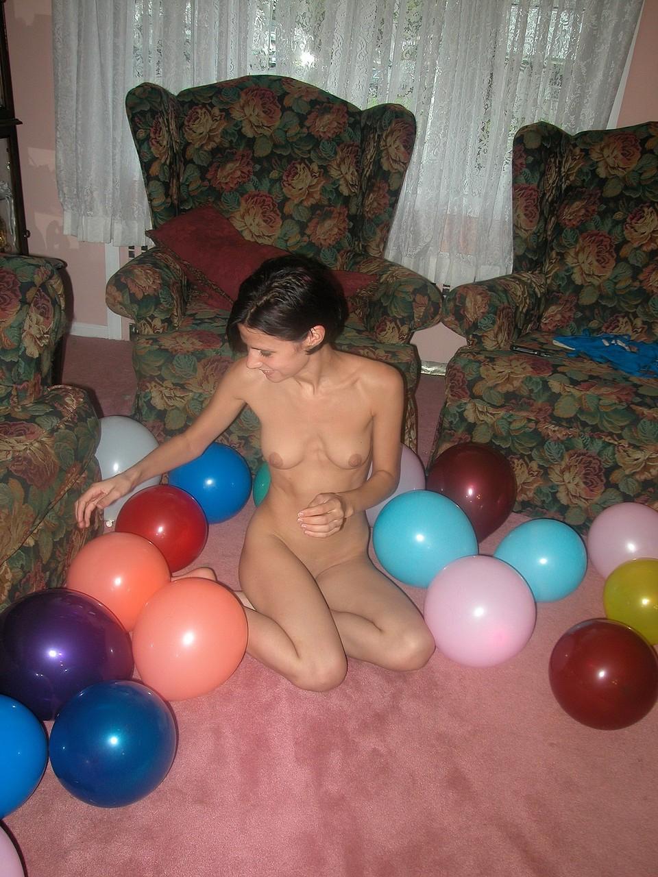 20P La flaca Roxanne se desnuda y juega con su coño afeitado con un consolador