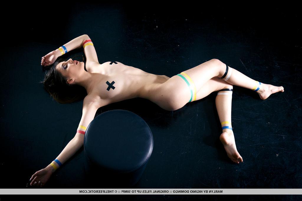 16P La adolescente solitaria Marlyn hace excelentes poses desnudas durante una sesión de desnudos