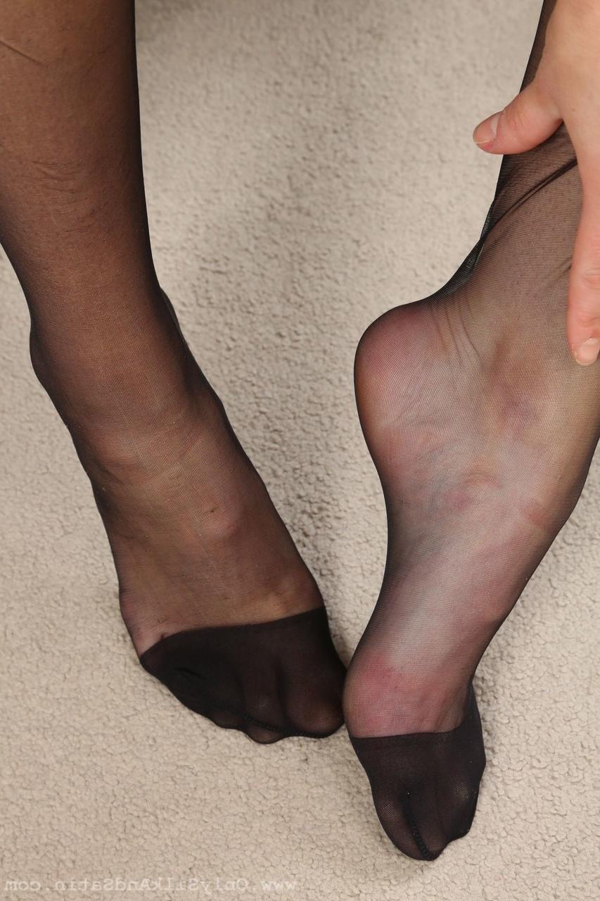 20P La pequeña MILF Kelly Hathaway se quita el traje de satén y los tacones para posar en lencería