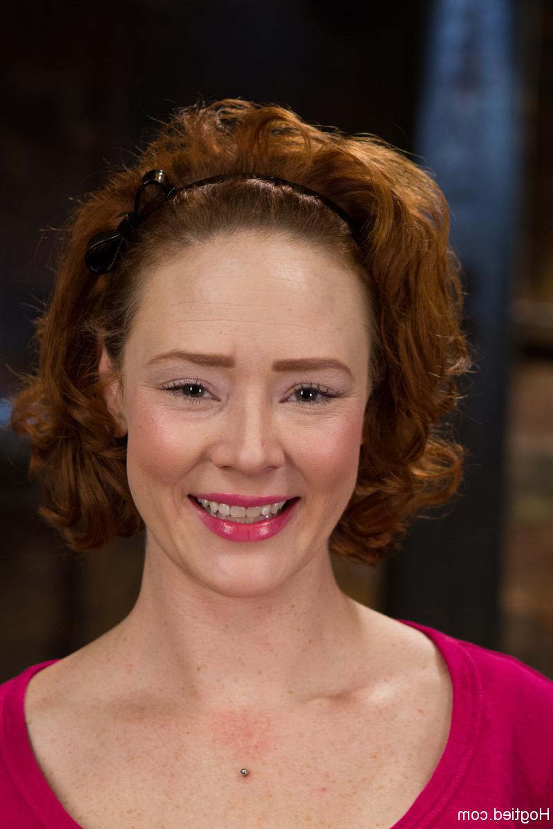 20P Audrey Hollander, la chérie rousse, est ligotée avec une corde, suspendue et jouée.