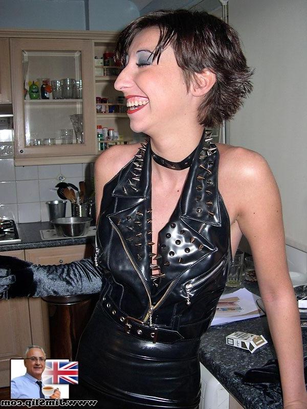 17P A vagabunda fetiche hardcore Roxanne chupa o pau do velho com luvas e minissaia de látex