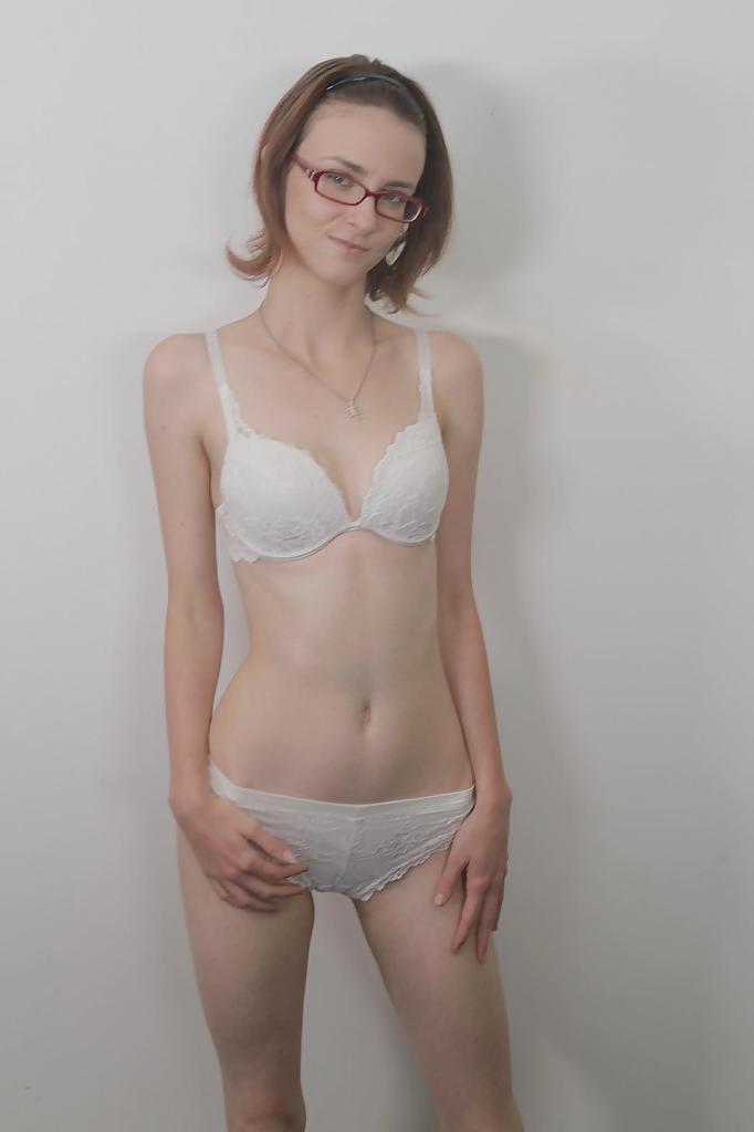 16P Nena delgada con gafas sexys jay taylor mostrando sus pequeñas tetas