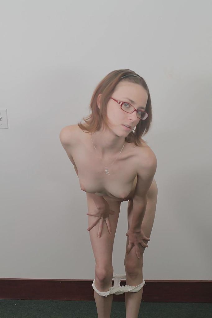 16P Nena delgada con gafas sexys jay taylor mostrando sus pequeñas tetas
