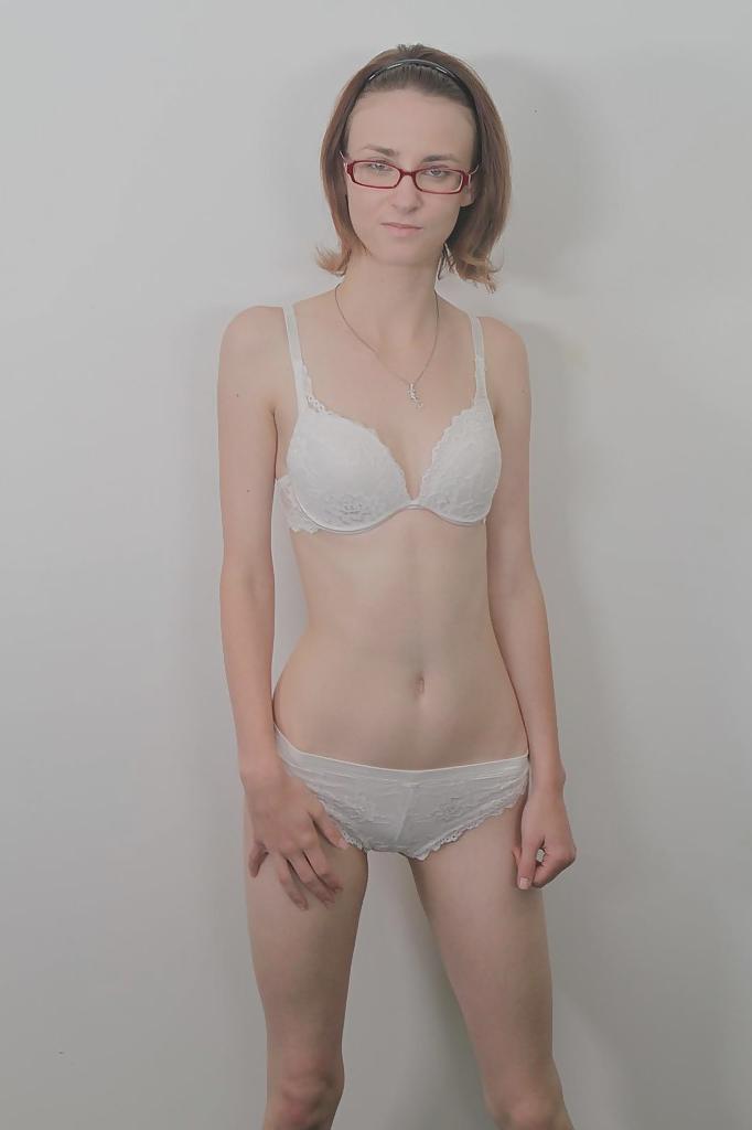 16P Nena delgada con gafas sexys jay taylor mostrando sus pequeñas tetas