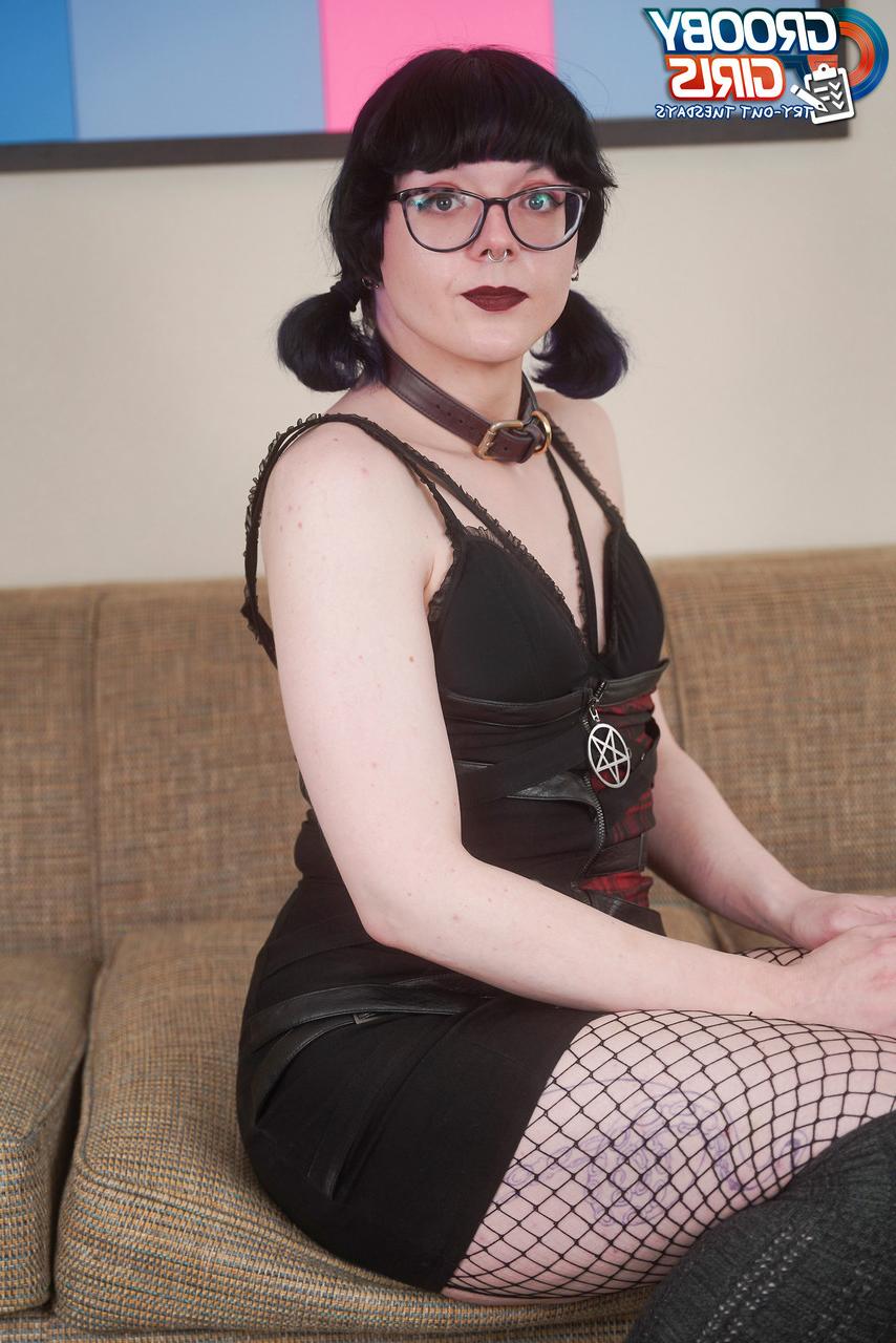 16P A travesti de cabelos escuros Alyssa de Vil mostra suas bolas grandes e seu traseiro apertado