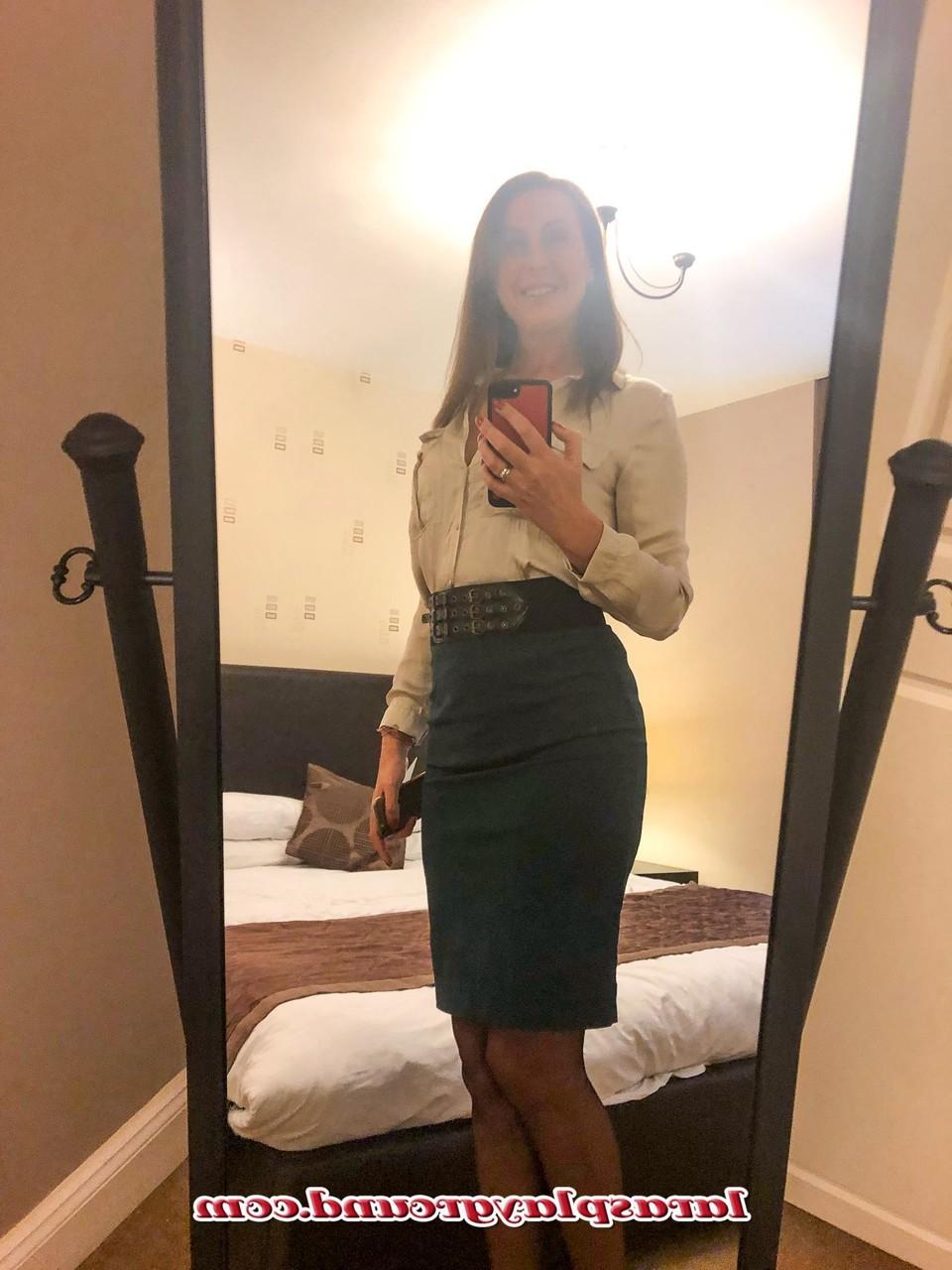 20P Busty MILF Lara mostra seus peitos suculentos e sua buceta gostosa em meia-calça