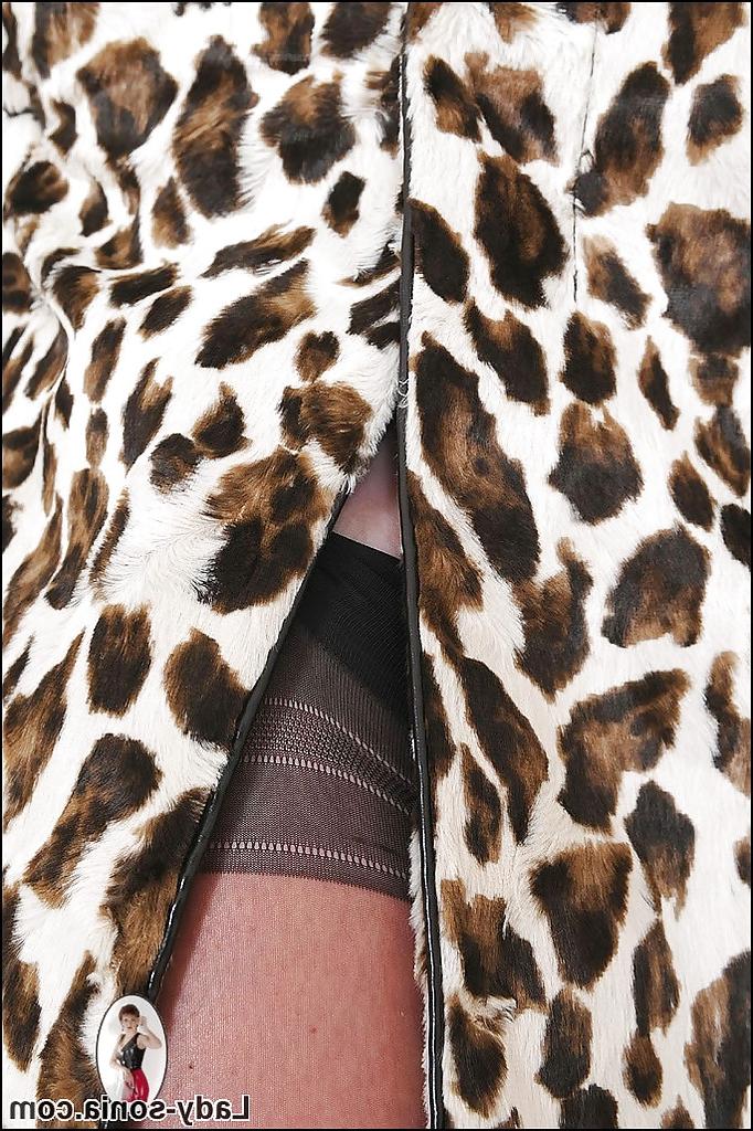 15P Senhora fetichista madura com casaco de leopardo revelando seu cooter aparado