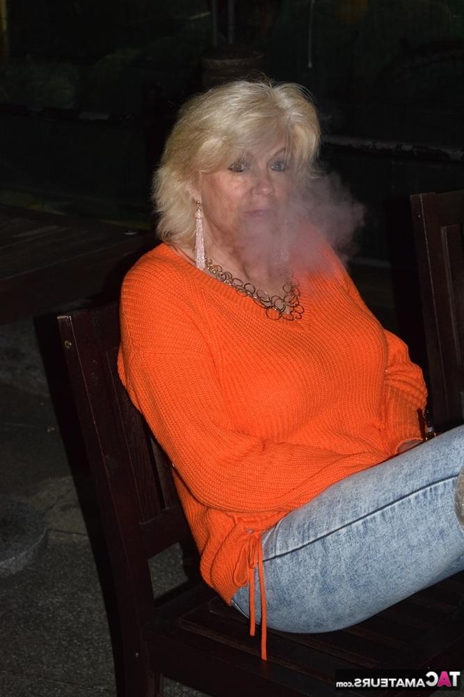 16P La rubia mayor Dimonty fuma antes de desnudarse con botas por encima de la rodilla