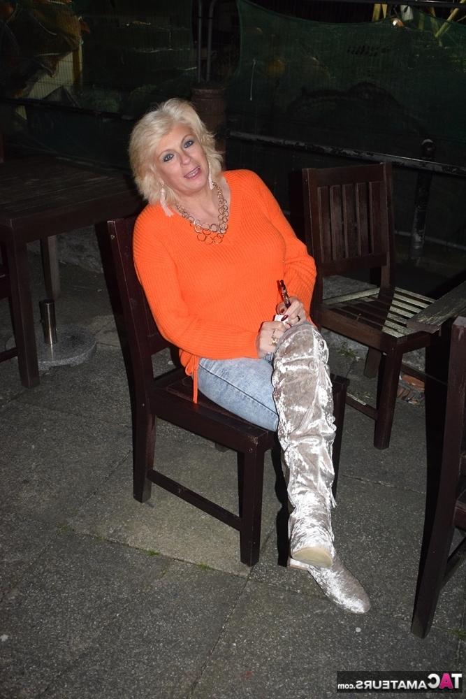 16P La rubia mayor Dimonty fuma antes de desnudarse con botas por encima de la rodilla