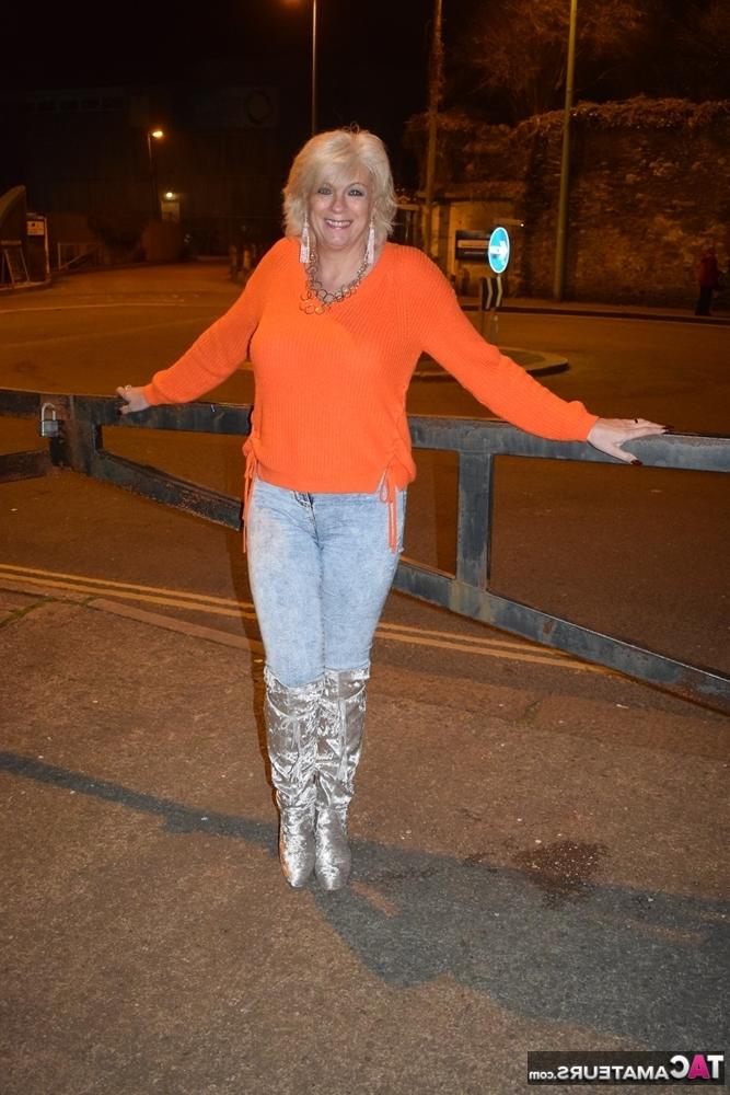 16P La rubia mayor Dimonty fuma antes de desnudarse con botas por encima de la rodilla