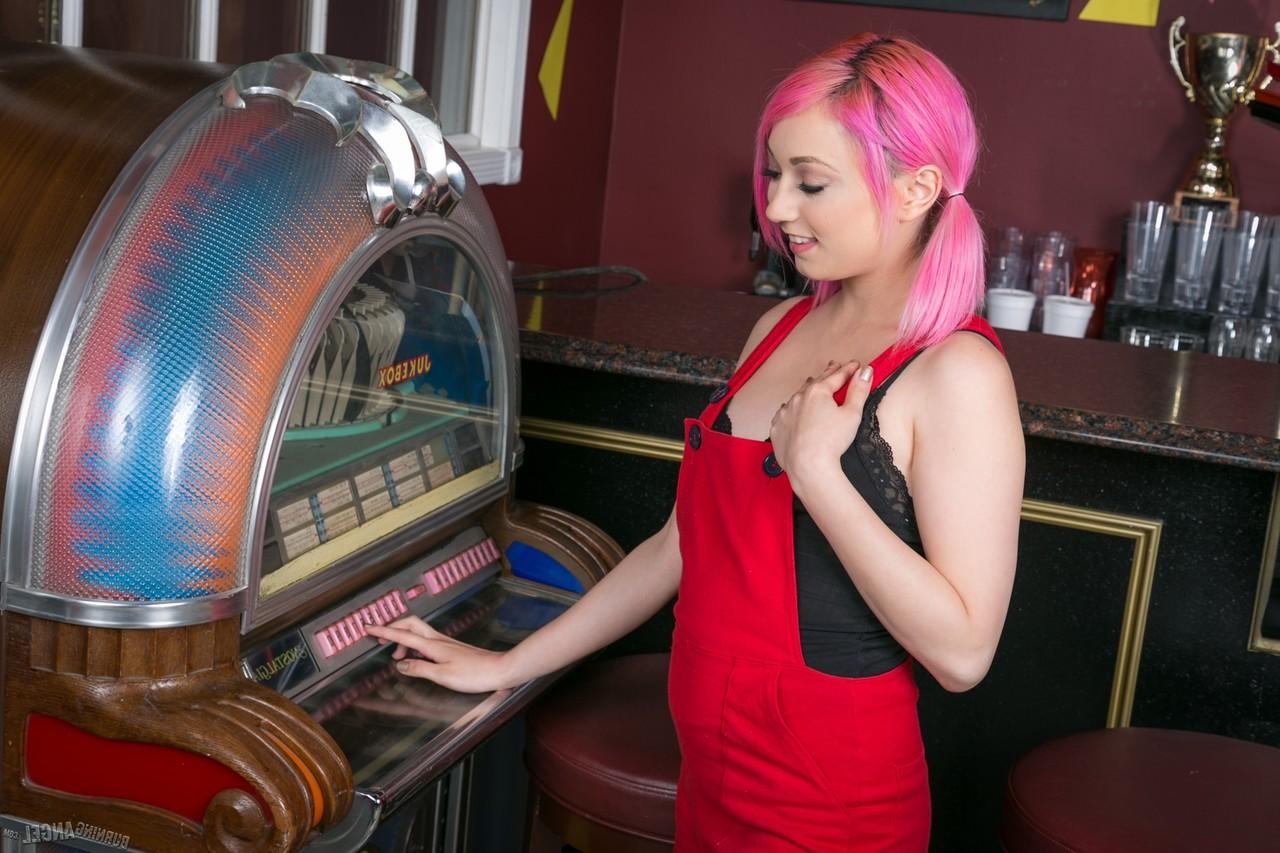 17P Das zierliche Babe mit rosa Haaren Moretta Coxxx wird in der Bar vor einer heißen Gesichtsbehandlung gefickt