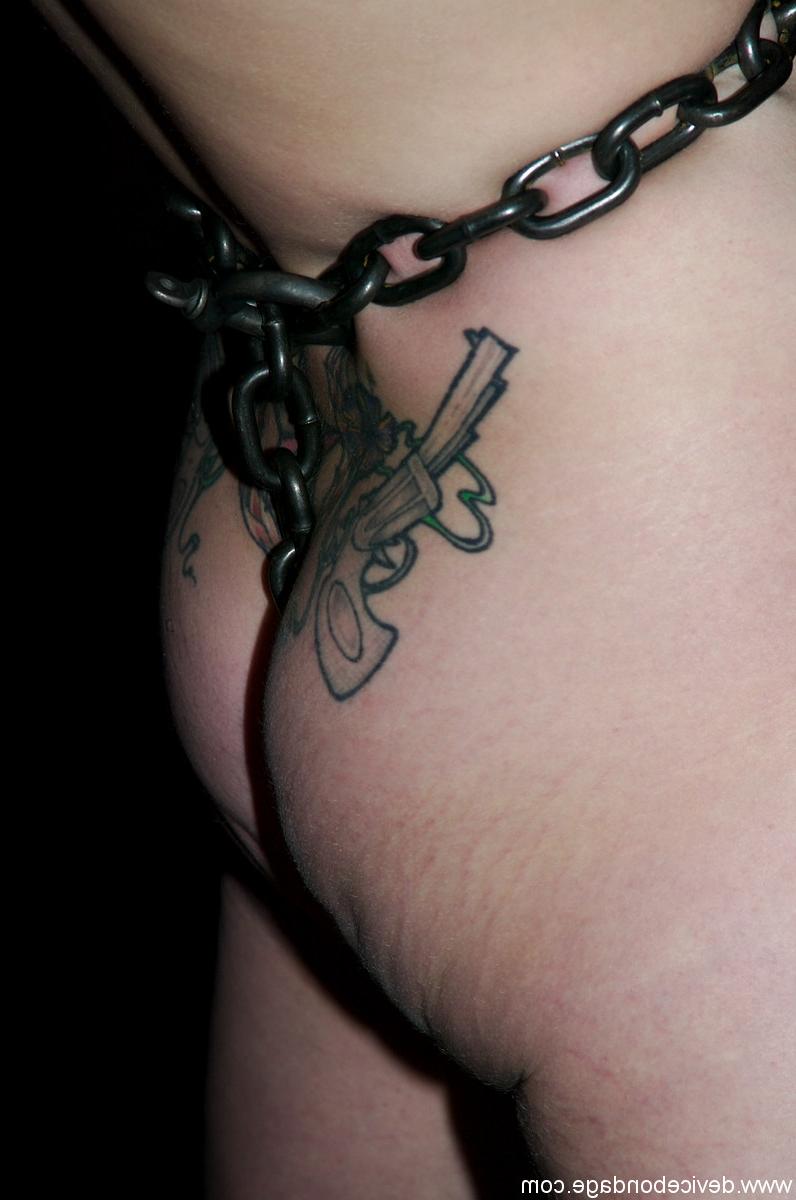 20P Alexa Von Tess et Delilah, soumises nues, lutte acharnée dans le bondage métallique