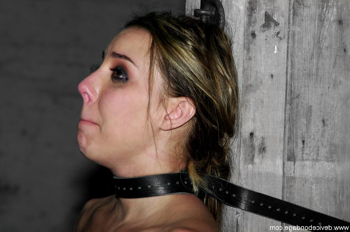 20P Alexa Von Tess et Delilah, soumises nues, lutte acharnée dans le bondage métallique